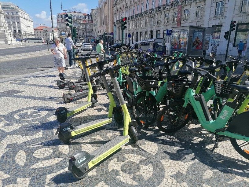 Parkplatz für E-Scooter in Lissabon
