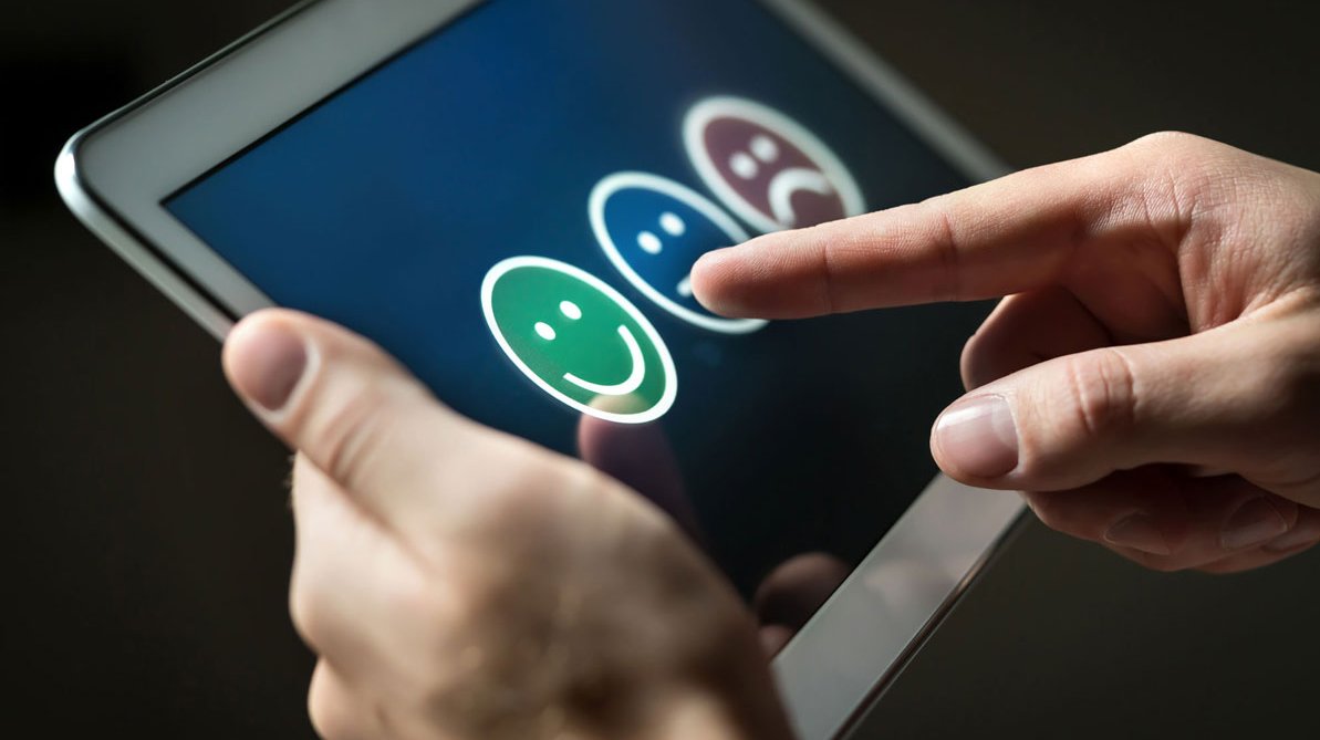 A person evaluates an online shop on a tablet.