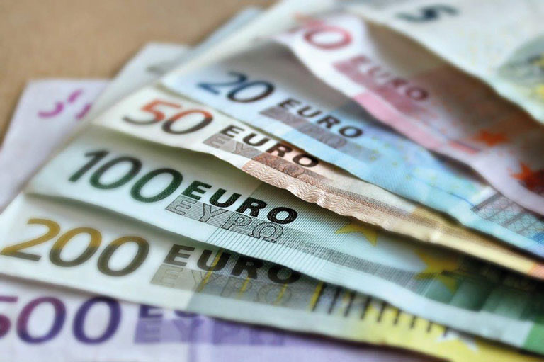 Bargeld in Form von fünf bis zweihundert Euro-Scheinen auf dem Tisch