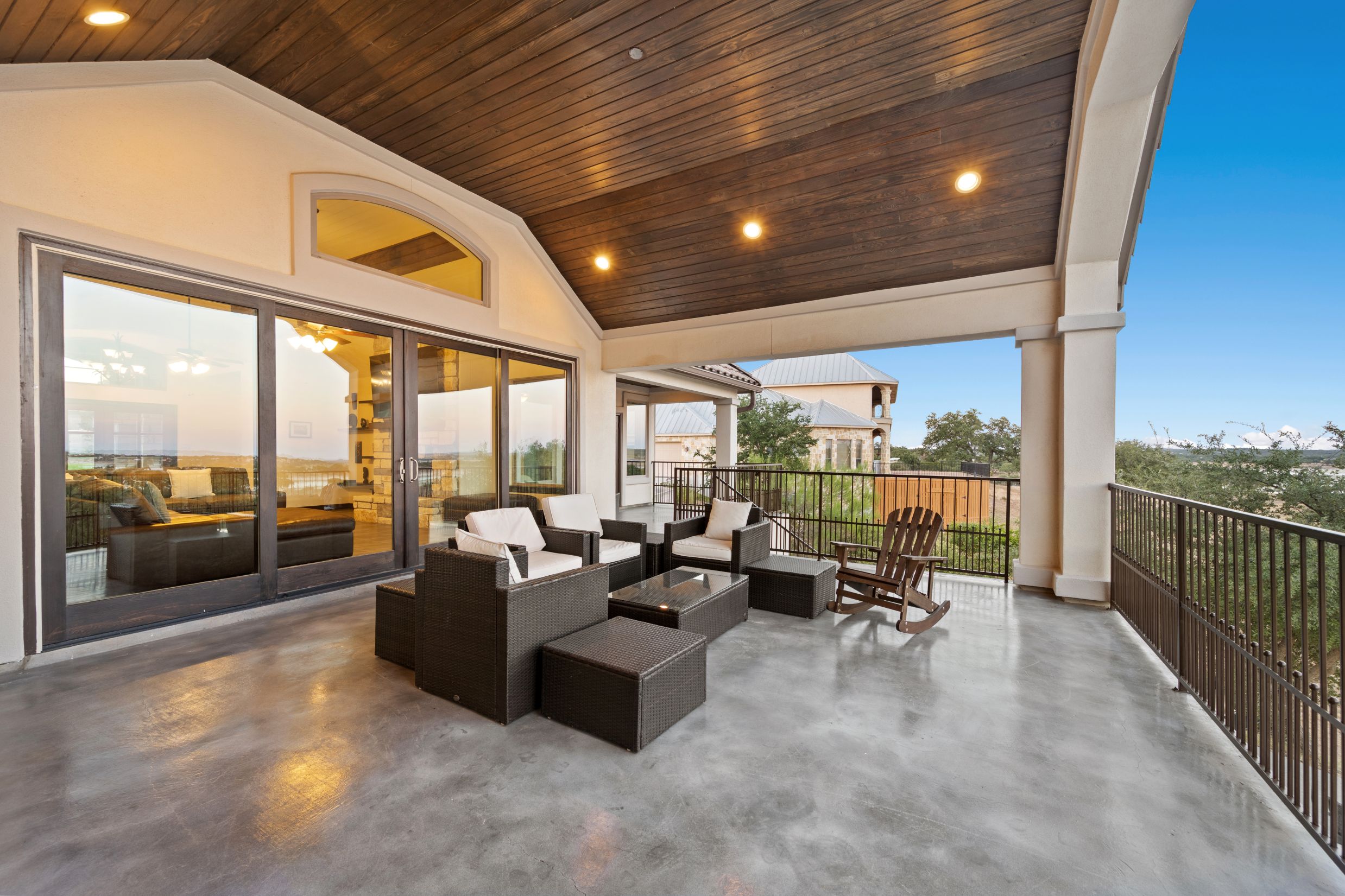 Eine großer Balkon einer Ferienwohnung mit Blick auf das Meer.