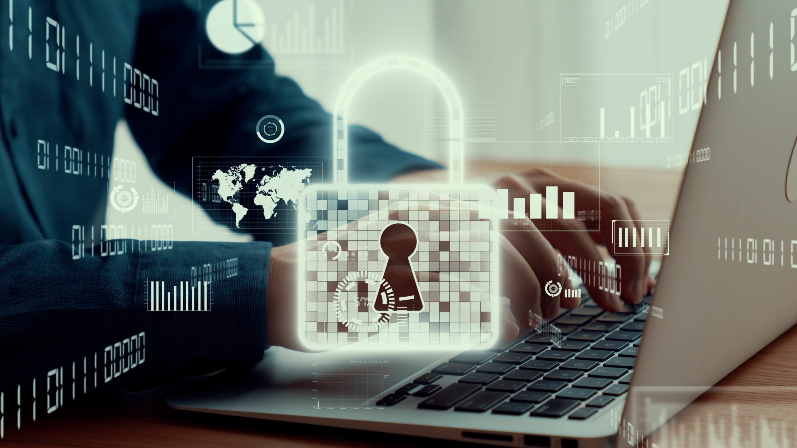 Eine Person arbeitet am Laptop, auf dem Foto eingefügt ist ein Schloss-Symbol.