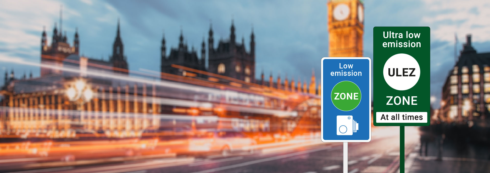 Straße in London und Schilder der Umweltzonen