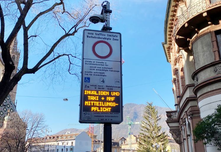 Schild der verkehrsberuhigten Zone (ZTL) in Bozen, Italien.